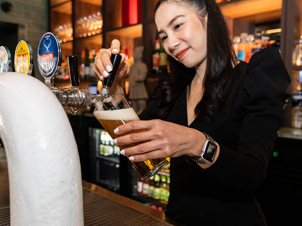 Bar-Girl-Pour