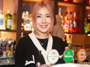 Bar-Girl