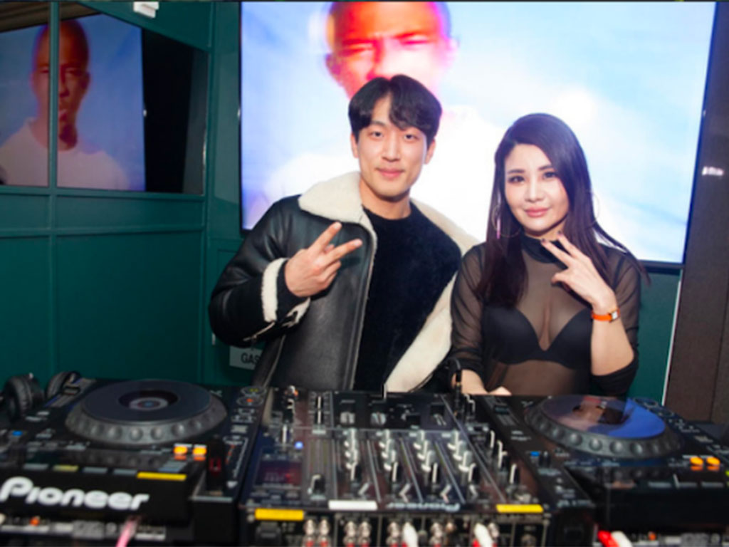 DJs